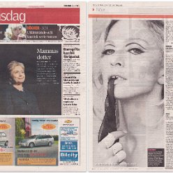 2008 - April - Kristianstadsbladet - Sweden - Madonna tittar ner fran sin poptron